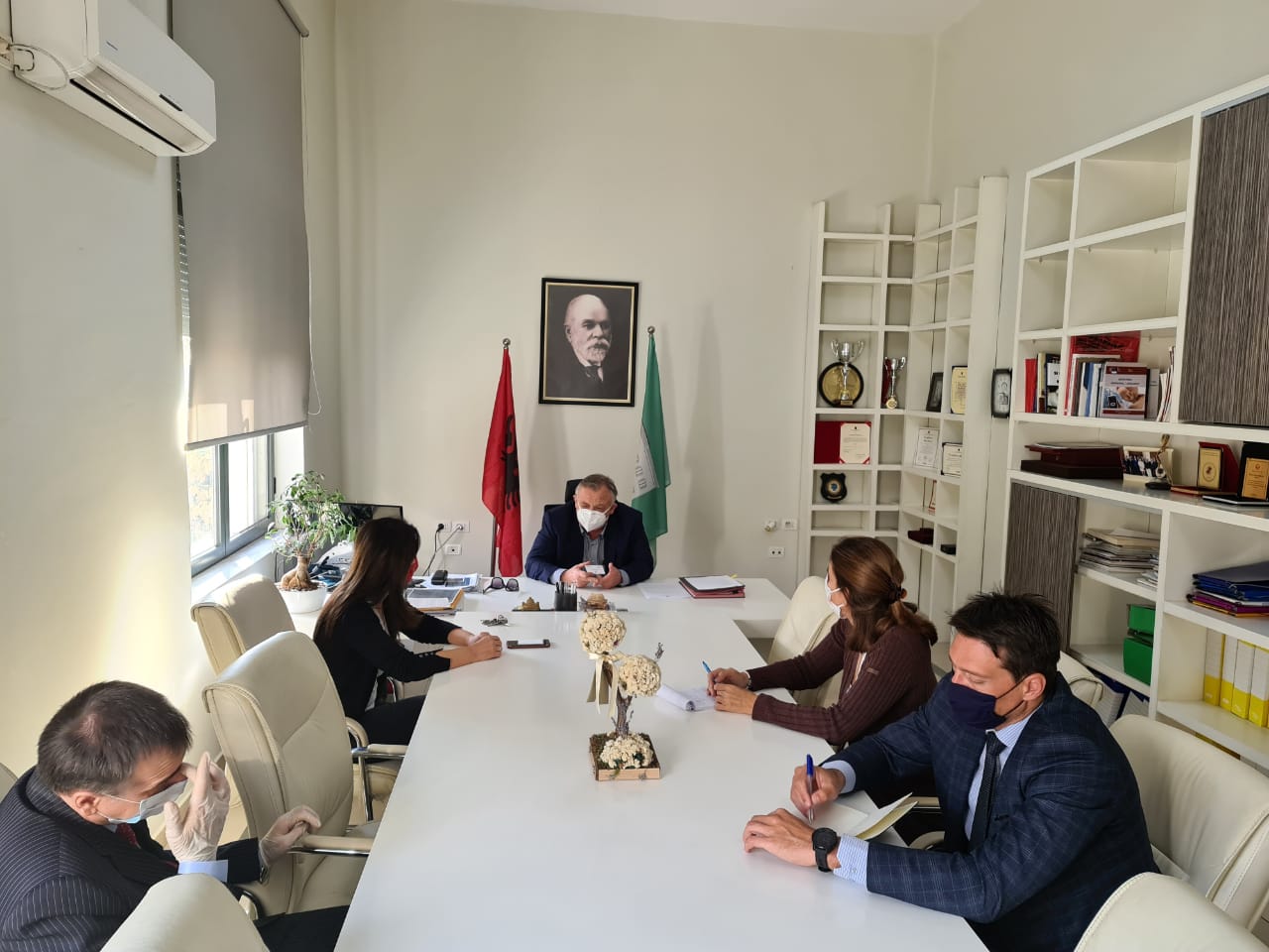 Rektori i Universitetit të Mjekësisë, Tiranë, Prof.Dr. Arben Gjata priti në një takim Ambasadoren e Greqisë në Tiranë, Sh.S. Znj. Sophia Philippidou