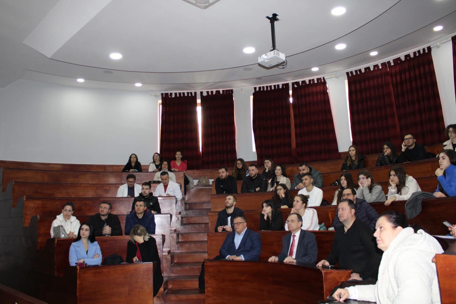 Rektori i Universitetit të Mjekësisë, Tiranë, Prof. Dr. Xheladin Draçini, merr pjesë në kursin “Specific Domains of Perioperative Medicine”