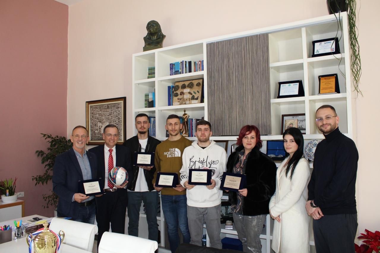 Ceremonia e ndarjes së Certifikatave të Mirënjohjes për studentët dhe stafin organizativ për promovimin e sportit universitar.